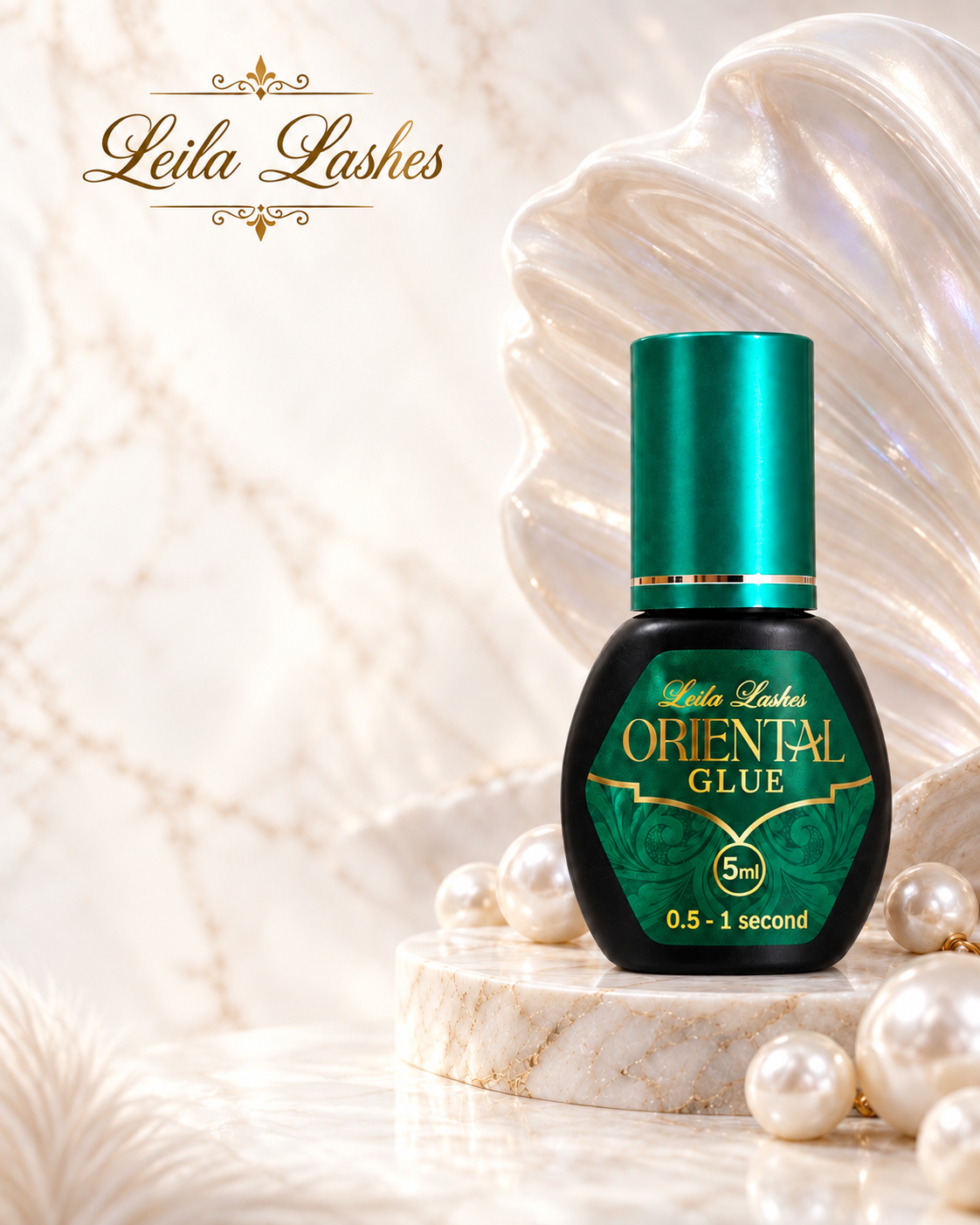 Adeziv ORIENTAL Leila Lashes pentru extensii de gene profesionale, flacon prezentat pe fundal decorativ.